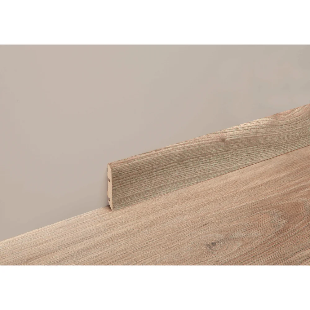 BERRYALLOC EIK HVITOLJET SOKKELLIST 2400X14X60 v:1890842